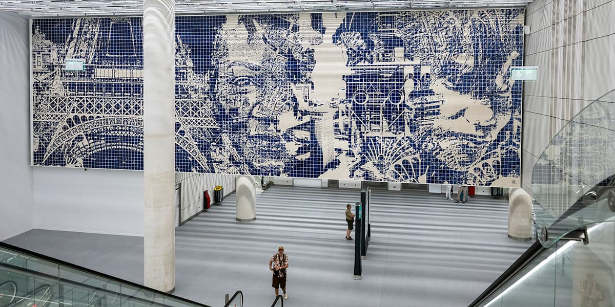 À la station d’Orly, « Strates urbaines », l’œuvre monumentale en azulejos du street artiste Vhils, tisse un lien entre le monde souterrain du métro et la ville en surface.