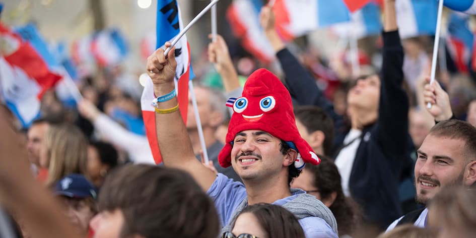 Ambiance lors du défilé des athlètes français ayant participé aux Jeux olympiques et paralympiques de Paris 2024, sur l'avenue des Champs-Élysées à Paris, le 14 septembre 2024.