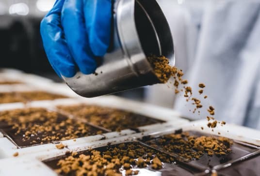 La PME originaire du Vaucluse a su s'imposer sur le marché national de l'épicerie fine et de la chocolaterie, particulièrement face à des concurrents tels Jeff de Bruges, Leonidas ou encore la Comtesse du Barry.