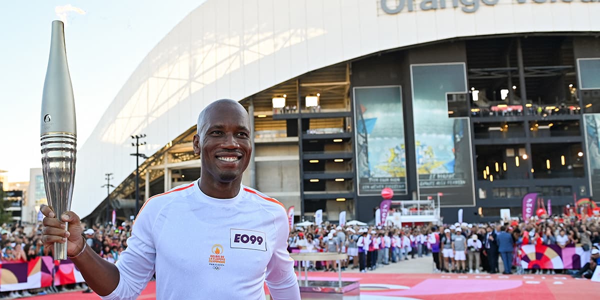 Le footballeur Didier Drogba tenant la flamme olympique à Marseille, le 9 mai.