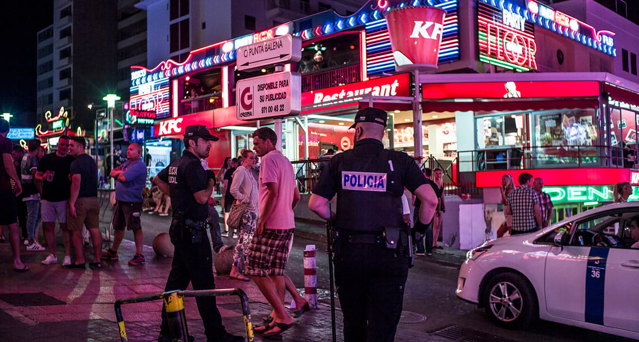Dans les rues de Magaluf, les jeunes sont nombreux à faire la fête jusqu'au petit matin. Loïc a été l'un d'entre eux, jusqu'à-ce que la tragédie frappe.