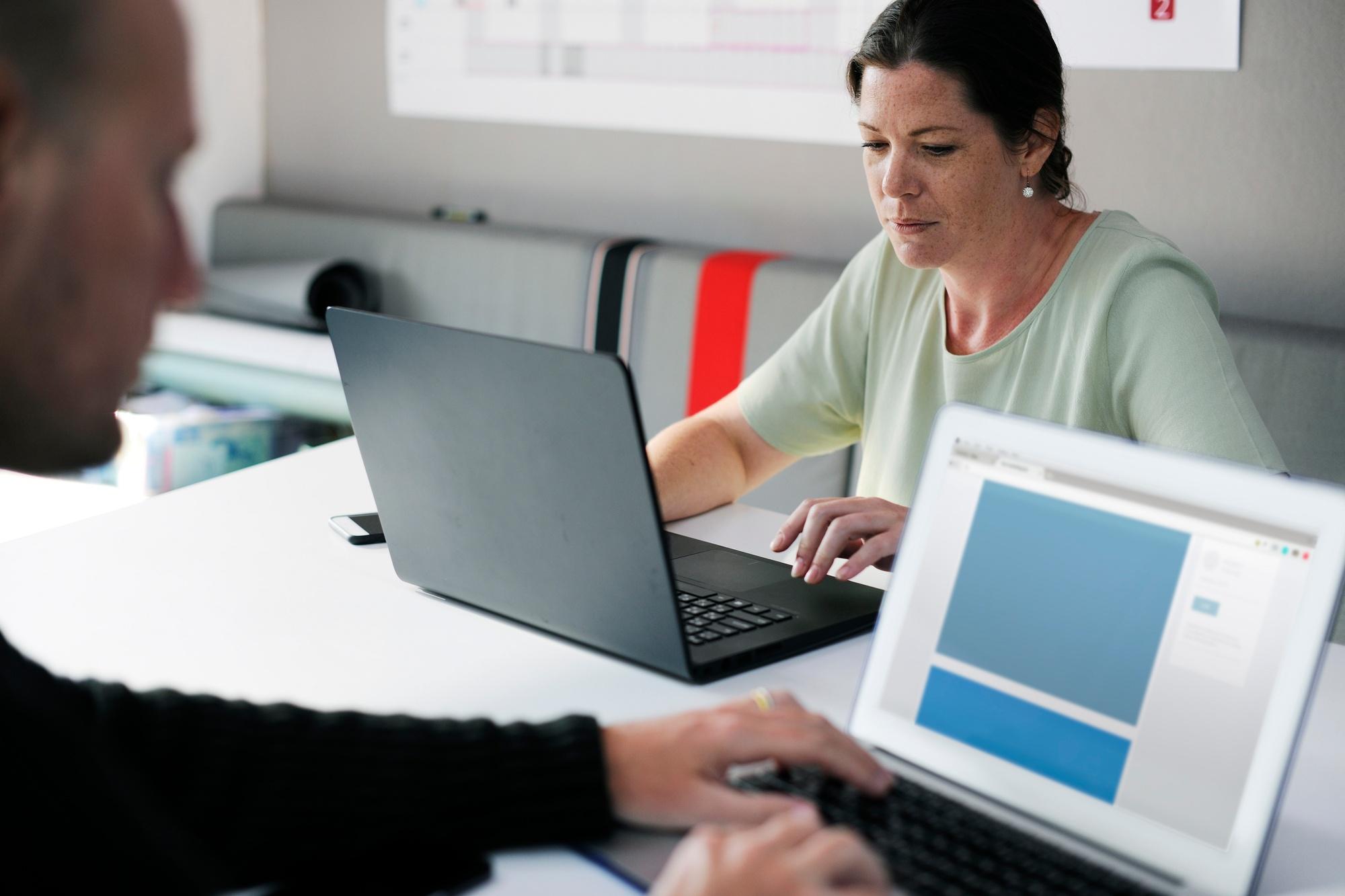 Entreprise, employé, travail, ordinateur, réseaux sociaux