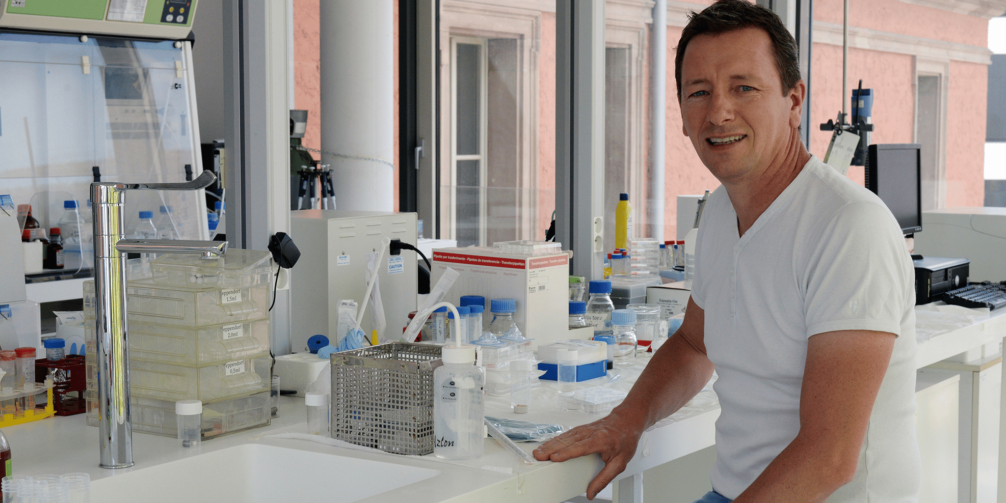 Le chercheur strasbourgeois Philippe Lavalle, dans son laboratoire de l'Inserm.