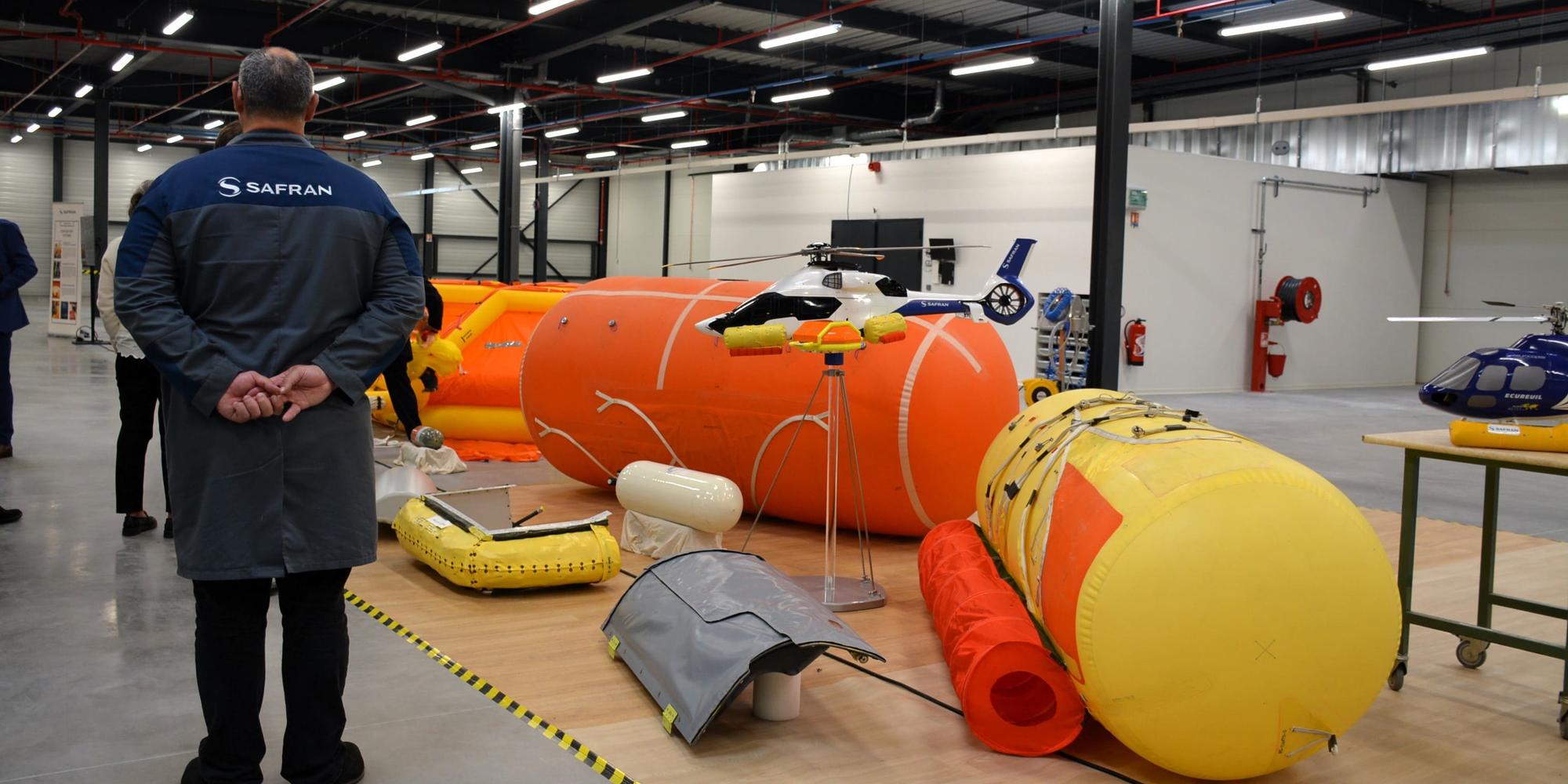 Les ballons fabriqués par Safran permettent aux hélicoptères de flotter sur l'eau en cas de besoin ou d'urgence.