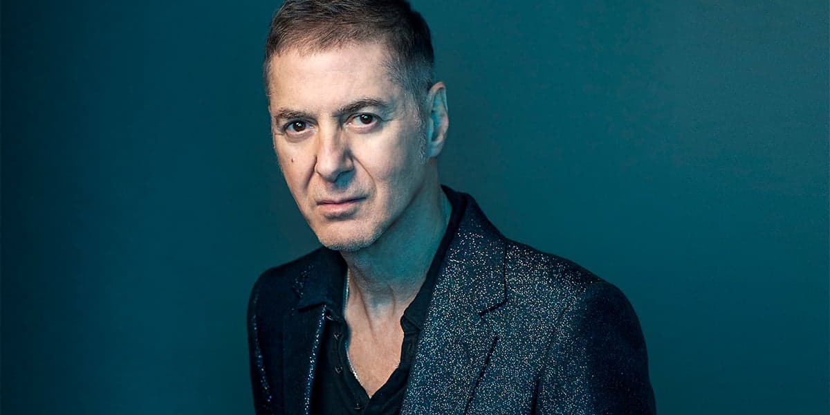 Etienne Daho sort un album live où il se livre comme jamais, il ne la fait.