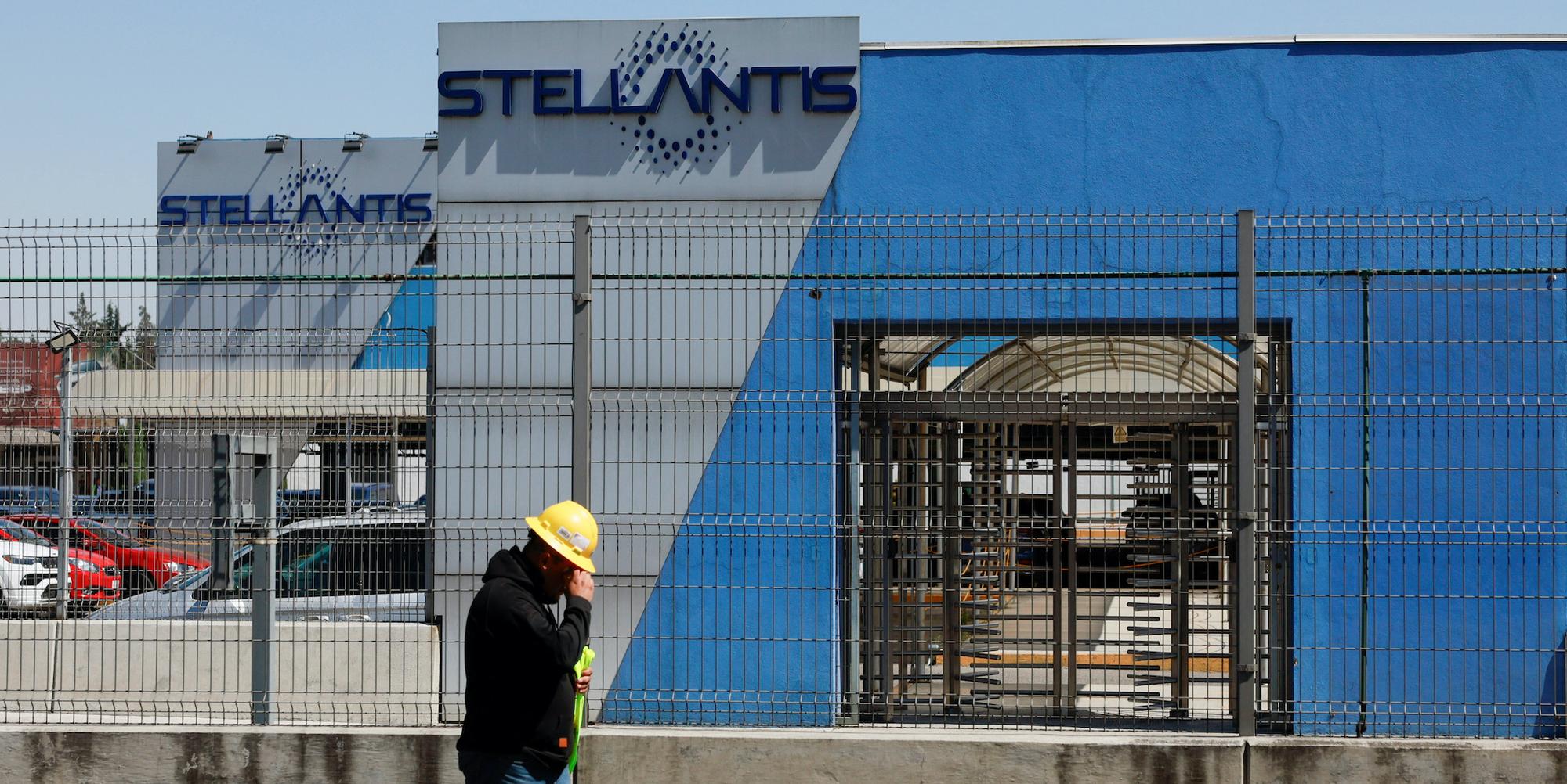 Un ouvrier marche devant l'usine d'assemblage de Stellantis à Toluca (Mexique), dont la production a été suspendue après l'annonce de droits de douane par Donald Trump.