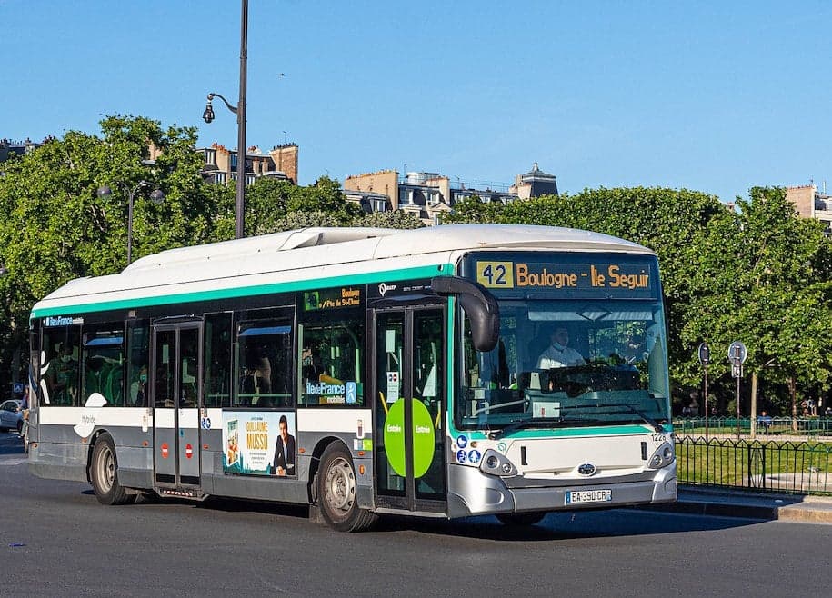 Les heureux lauréats sont Keolis, filiale de la SNCF, et RATP Cap IDF, une filiale de l'opérateur historique créée en mars 2021 pour adresser cette libéralisation. (Photo d'illustration)