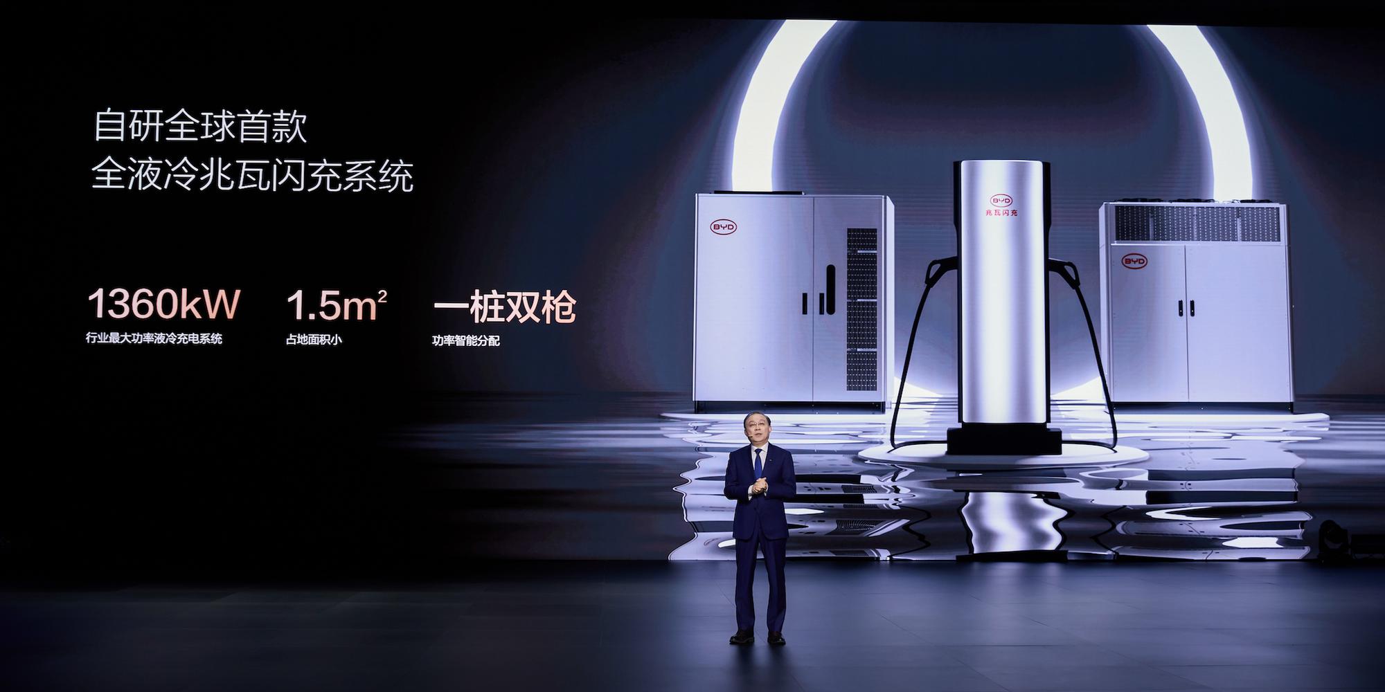 Wang Chuanfu, le fondateur et dirigeant de BYD, ce lundi, lors de la présentation de son nouveau superchargeur.