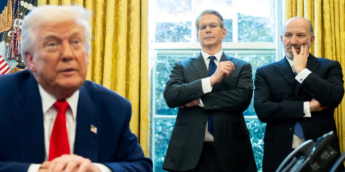 Le secrétaire au Commerce Howard Lutnick (à gauche) et le secrétaire au Trésor Scott Bessent dans le bureau de Donald Trump.