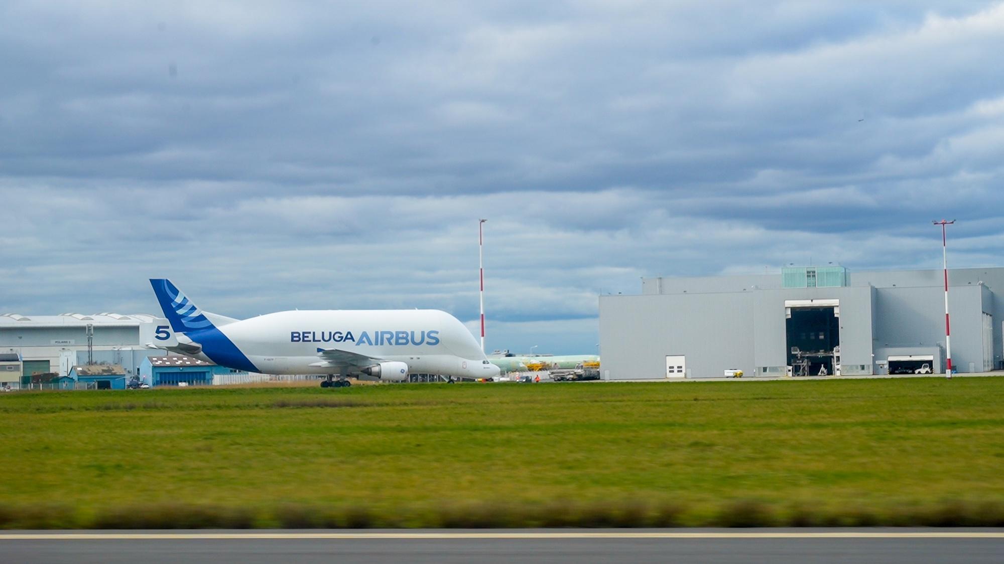 Depuis cet été, le carburant d’aviation durable est utilisé pour avitailler le Beluga d’Airbus.