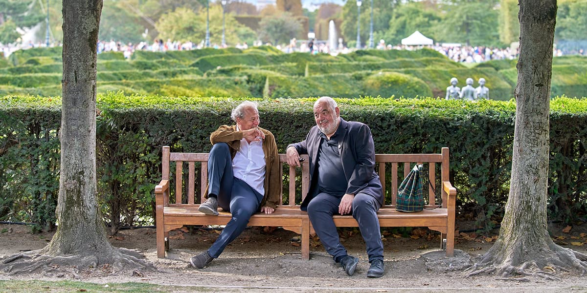 Grégoire Bouillier et Philippe Jaenada (de g. à dr.) au jardin des Tuileries, à Paris début septembre