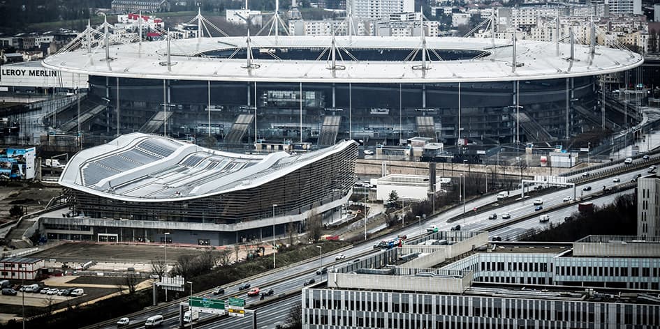 Le Centre aquatique de Saint-Denis, relié au Stade de France par une passerelle
de 100 mètres, sera inauguré jeudi en présence du président de la République.