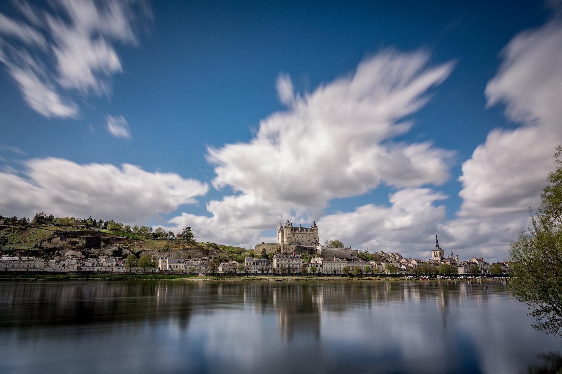 La loi autorisant désormais l'installation de casinos dans les villes de tradition équestre, Saumur va accueillir en bord de Loire le premier casino du Maine-et-Loire.
