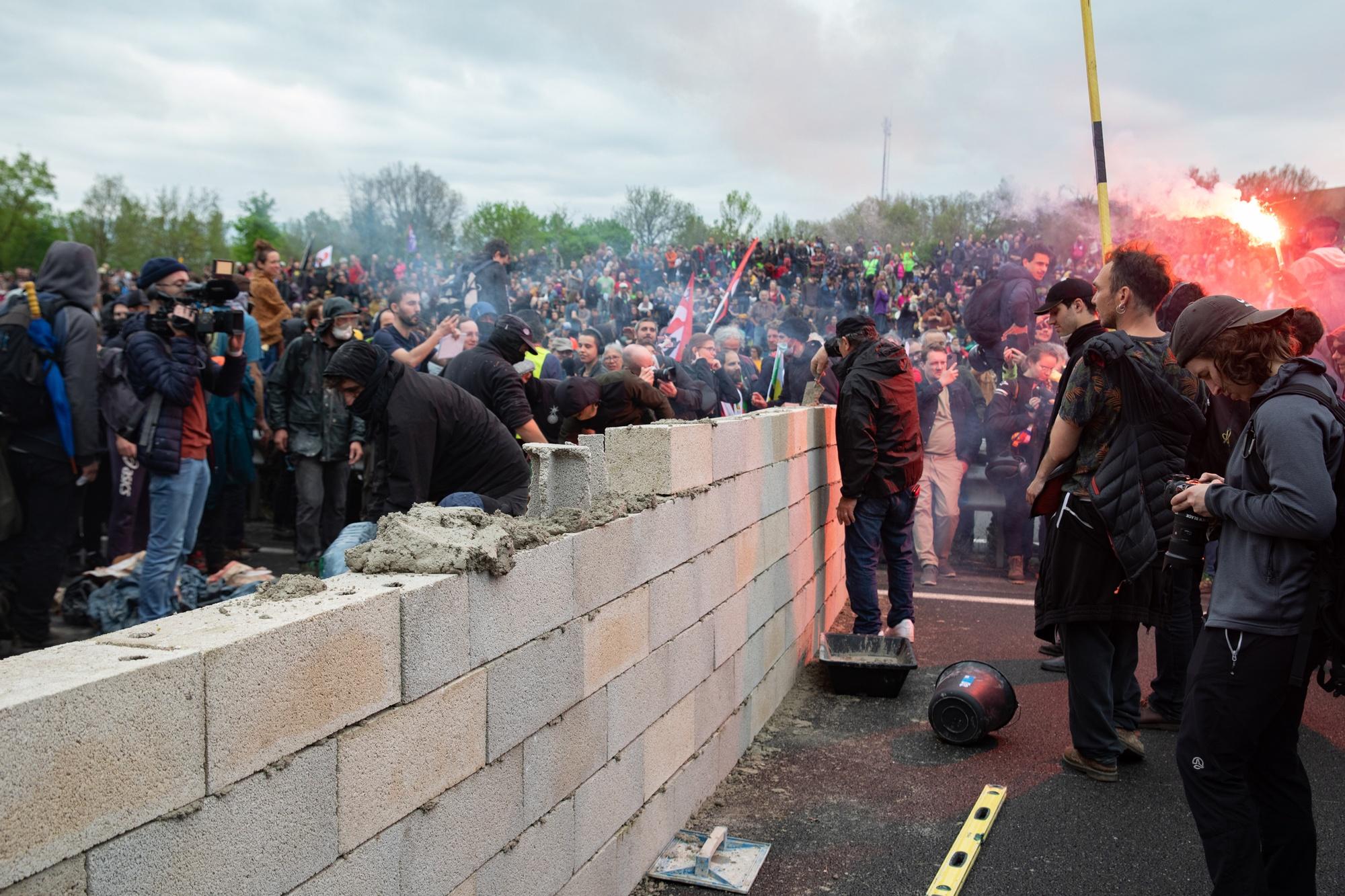 En avril dernier, les opposants à l'autoroute A69 avaient construit un mur sur le futur tracé.
