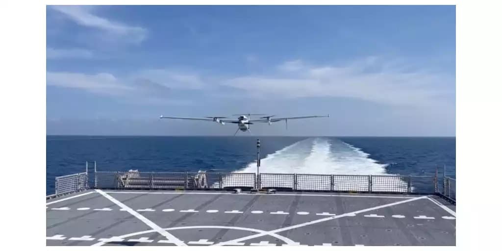 Le JUMP 20 VTOL d'AeroVironment lors de la démonstration de décollage-atterrissage autonome à bord de l'USNS Burlington