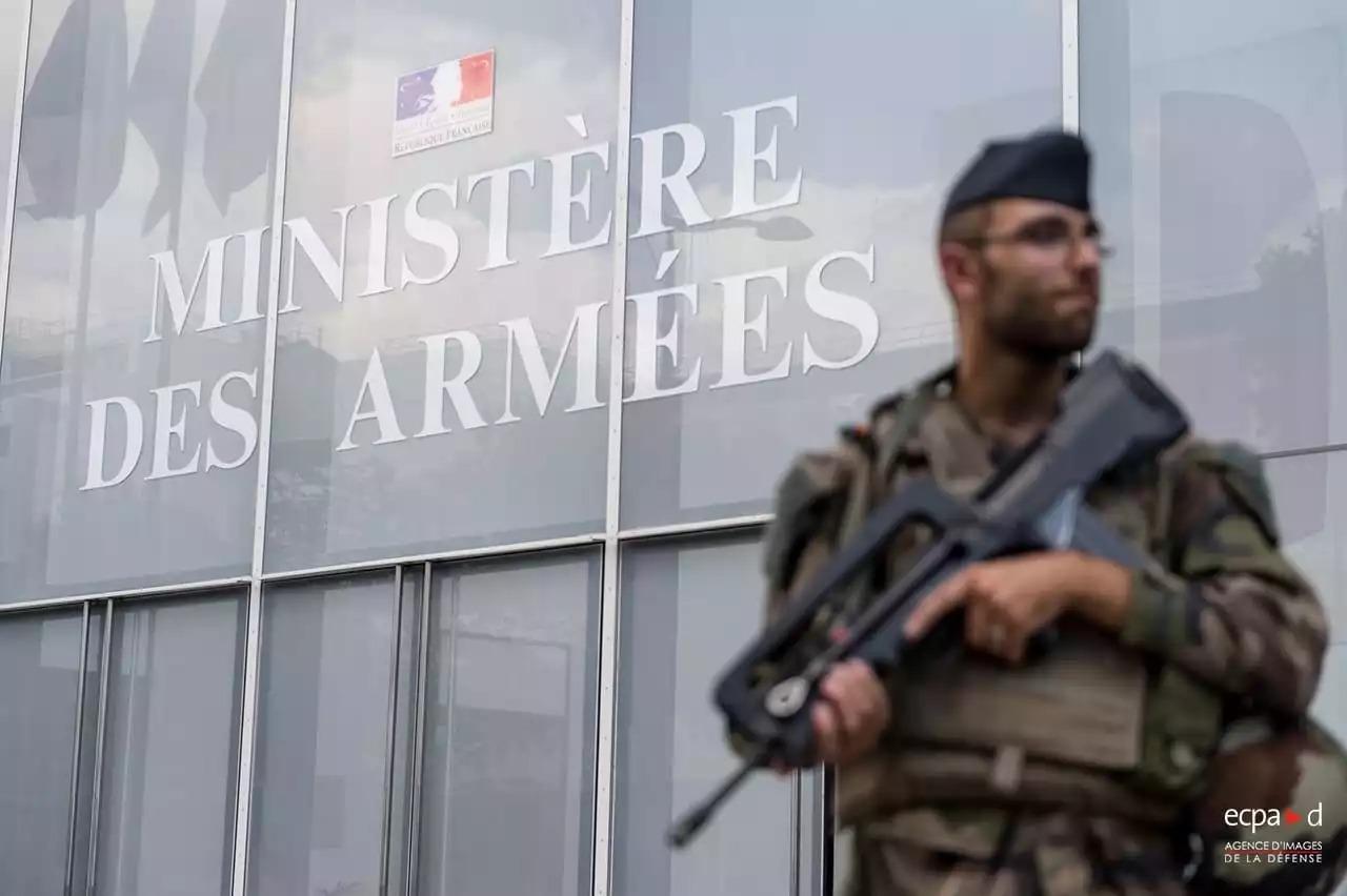Mission sentinelle devant l'entrée principale de Balard, juillet 2018.