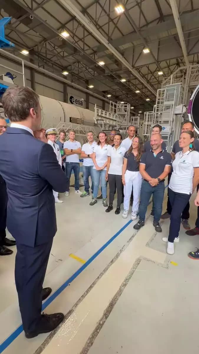 Le président de la République avec les équipes Ariane 6 au Centre spatial guyanais