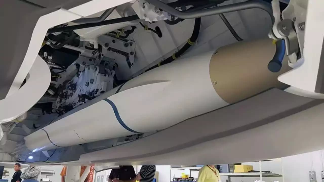 Missile anti-radar AARGM-ER dans la soute d'un F-35 Lightning II.