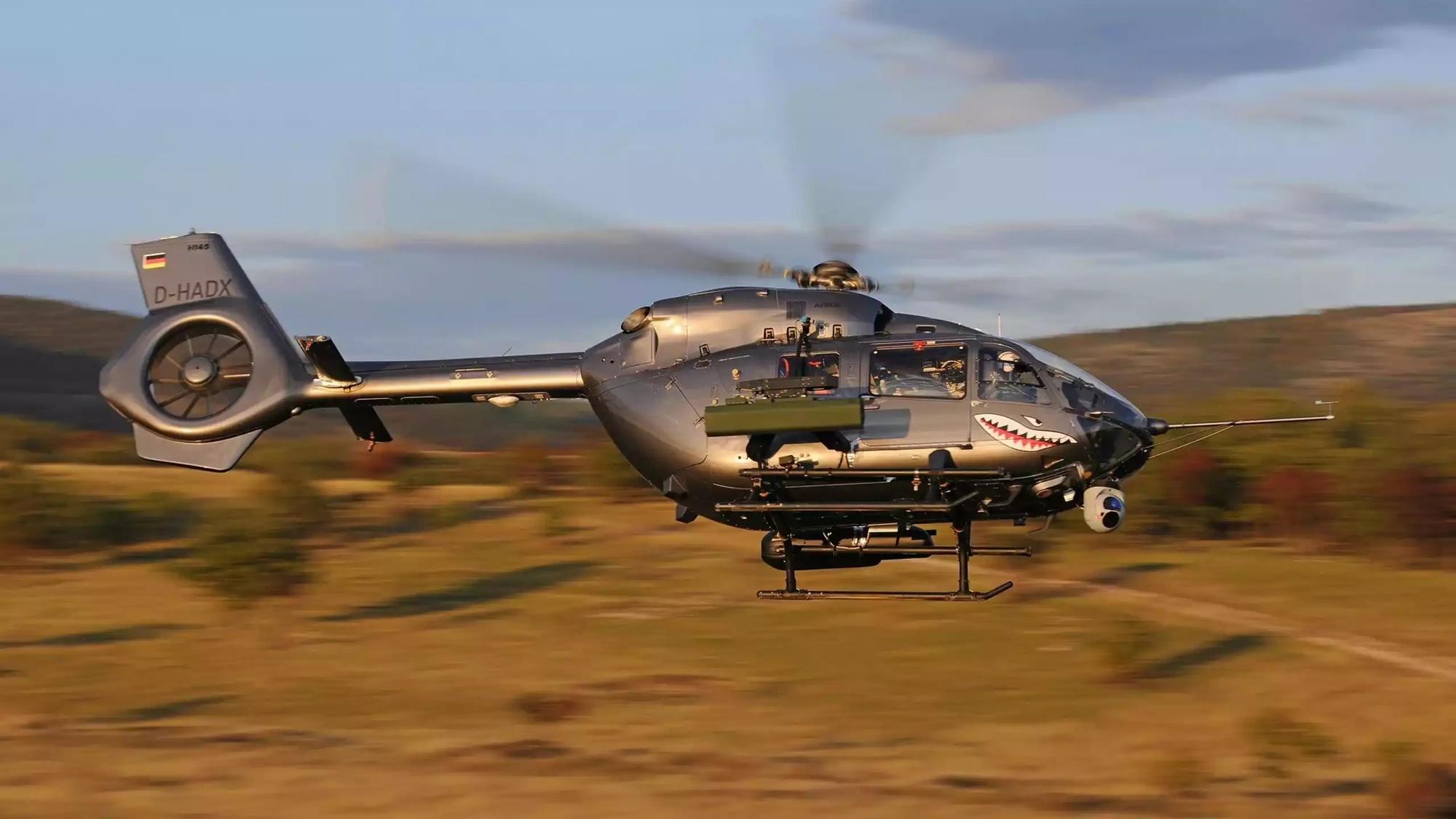 H145M d'Airbus équipé d'un pod canon, d'un pod roquette et d'une caméra électro-optique jour/infrarouge.