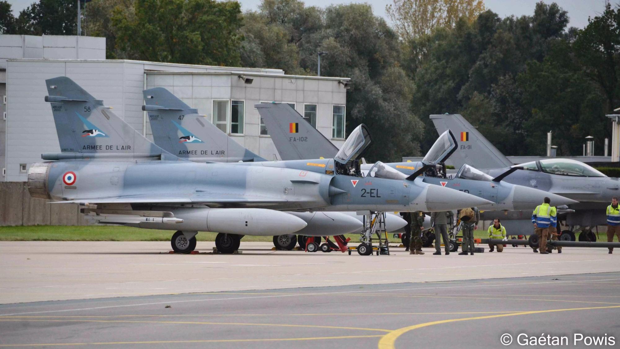 Mirage 2000-5F français et F-16AM Fighting Falcon belges sur le parking avions de la base de Florennes (18 octobre 2023).