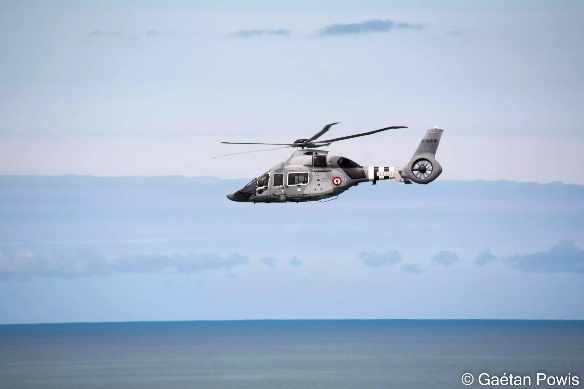 H160 de la Marine nationale avec les bandes d'invasion pendant le meeting aérien d'Arromanches (8 juin 2024).