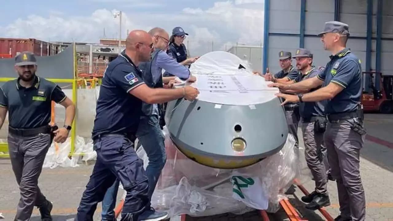 Fuselage d'un drone Wing Loong II saisi par l'Italie alors que plusieurs conteneurs d'armes et de pièces de drones tentaient de forcer l'embargo sur les armes à destination de la Libye.