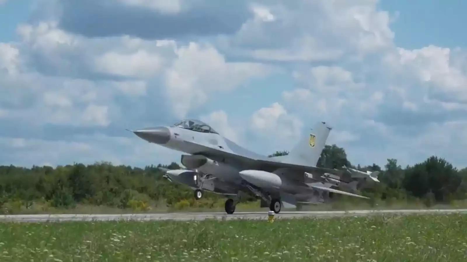 Une des premières images d'un F-16AM Fighting Falcon ukrainien atterrissant. L'avion est équipé de 4 Sidewinder L/M et d'au moins un pylône d'autodéfense ECIPS+.
