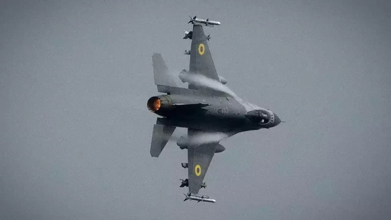 F-16AM Fighting Falcon ukrainien en configuration air-air lors d'un virage serré.
