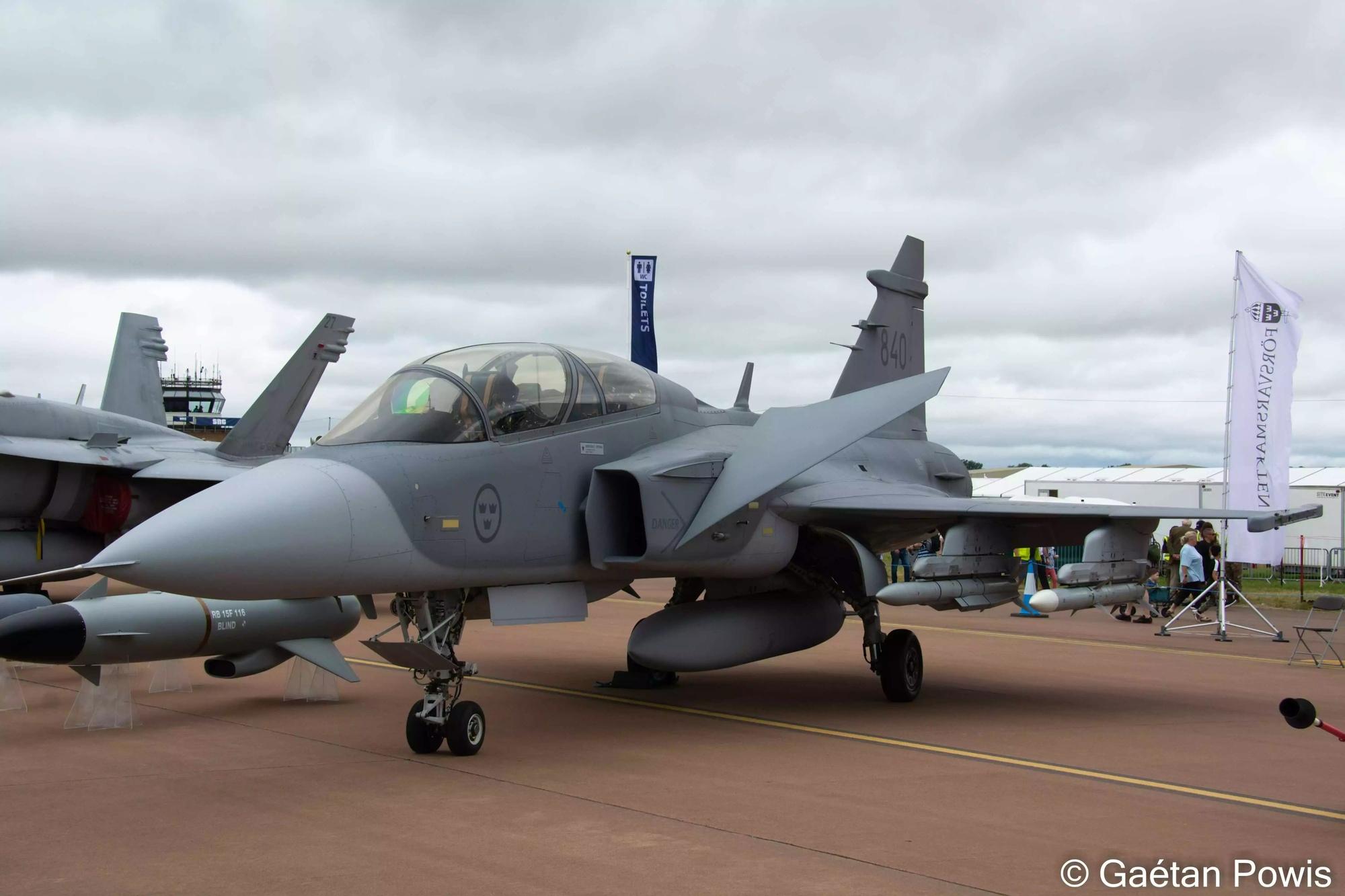 Avion de combat JAS-39D Gripen suédois équipé de missiles air-air très longue portée Metor et moyenne à longue portée AMRAAM (RIAT 2024).