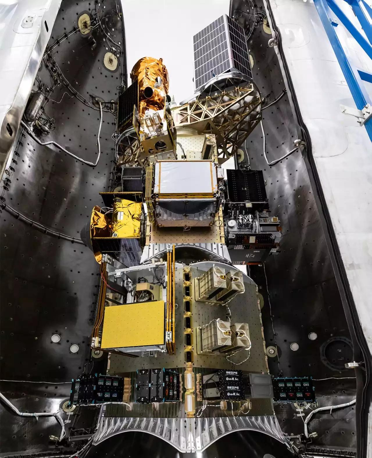 Les passagers de la mission Transporter 13 avant l’encapsulation sous la coiffe du Falcon 9 de SpaceX.