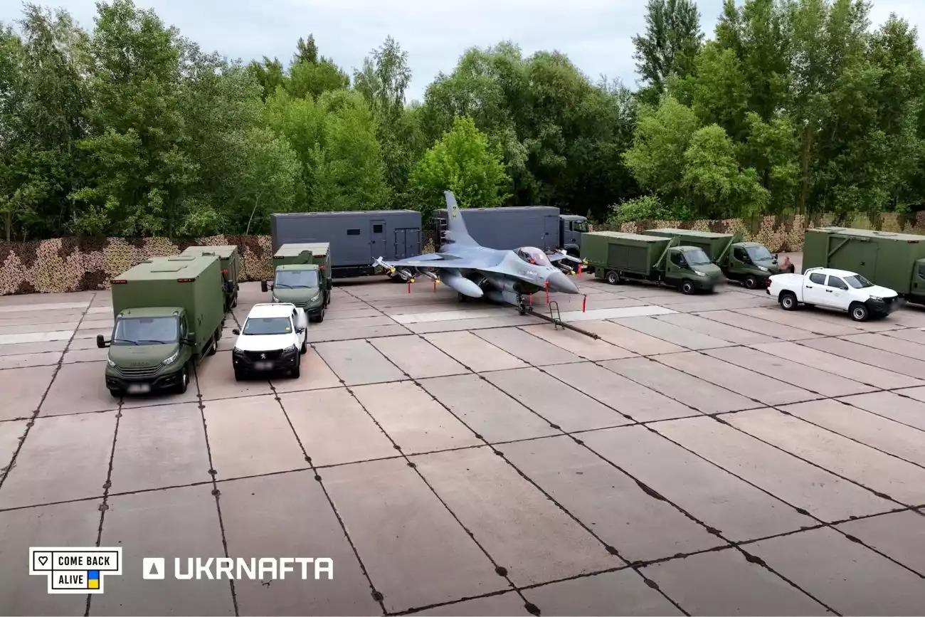 Un F-16AM ukrainien avec le PC mobile et les deux unités mobiles de maintenance développées par Come Back Alive (avec le soutien d'Ukrnafta).