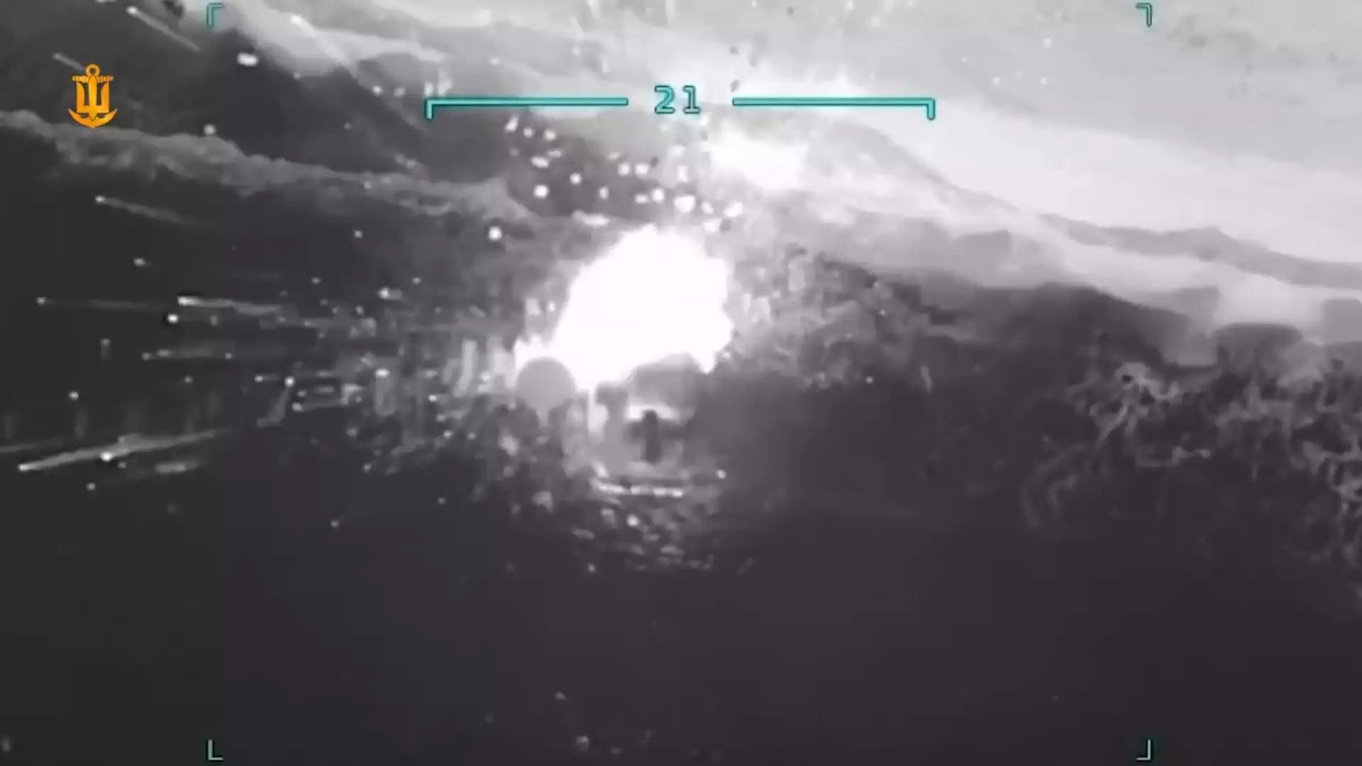 Attaque par un drone Bayraktar TB2 d'une embarcation russe ravitaillant des troupes sur la flèche de Tendra (3 septembre 2025).