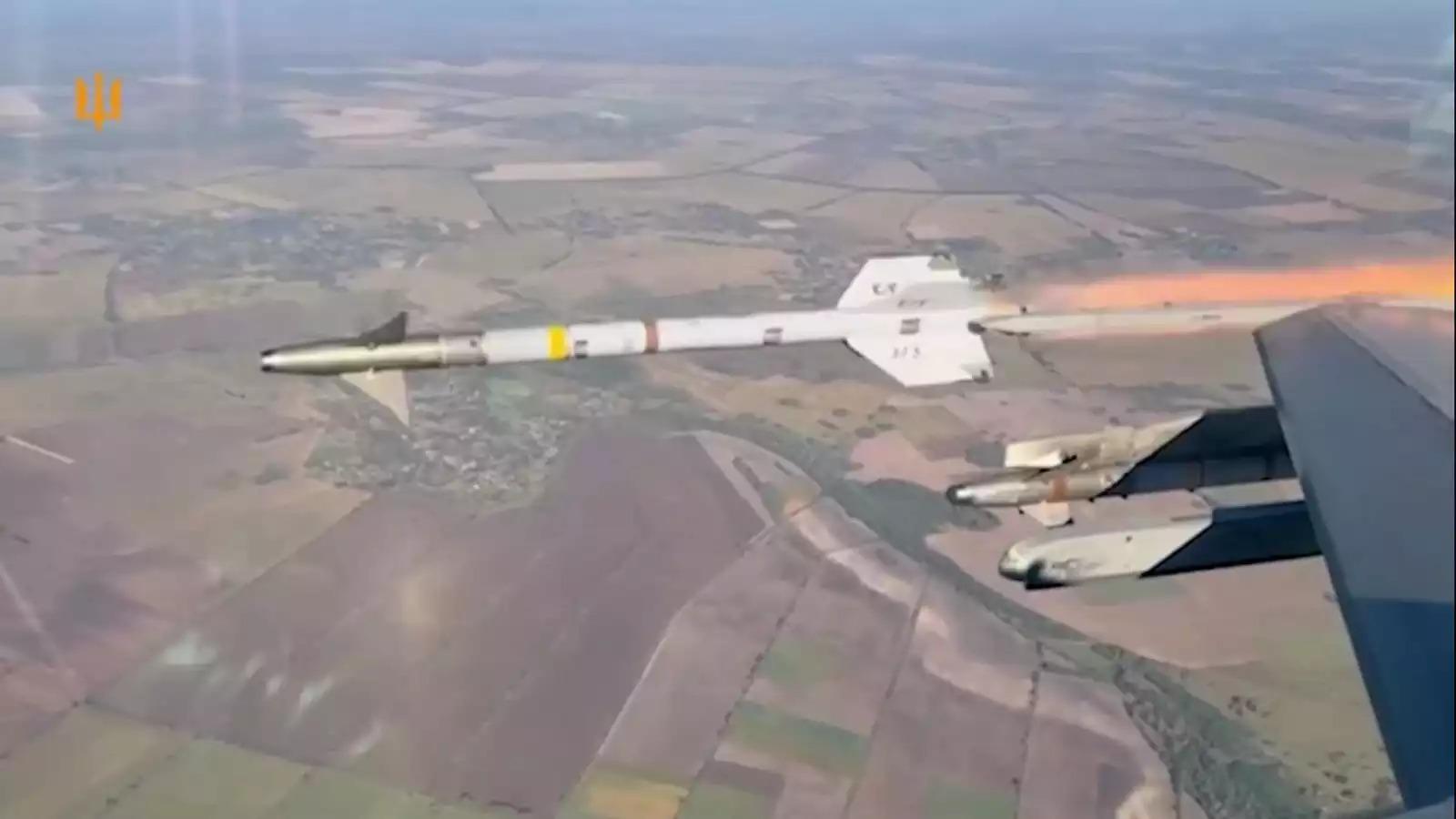 Tir d'un missile air-air courte portée AIM-9L/M Sidewinder depuis un F-16 Fighting Falcon ukrainien.
