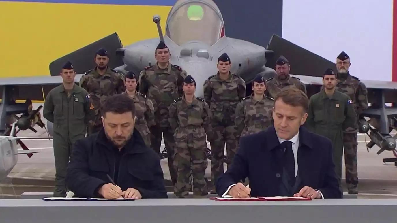 Signature de la lettre d'intention entre l'Ukraine et la France en vue d'un futur achat de nombreux matériels militaires (Rafale C en arrière-plan)(17 novembre 2025).