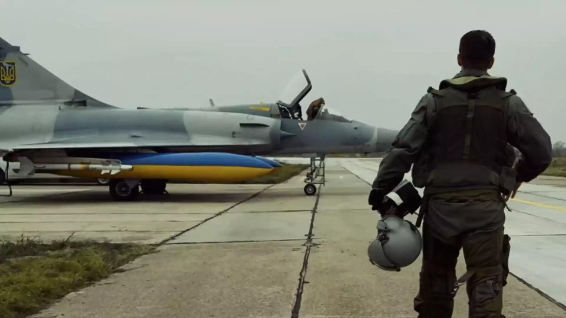 Pilote se rendant vers son Mirage 2000-5F ukrainien équipé de deux missiles air-air Magic II (17 novembre 2025).