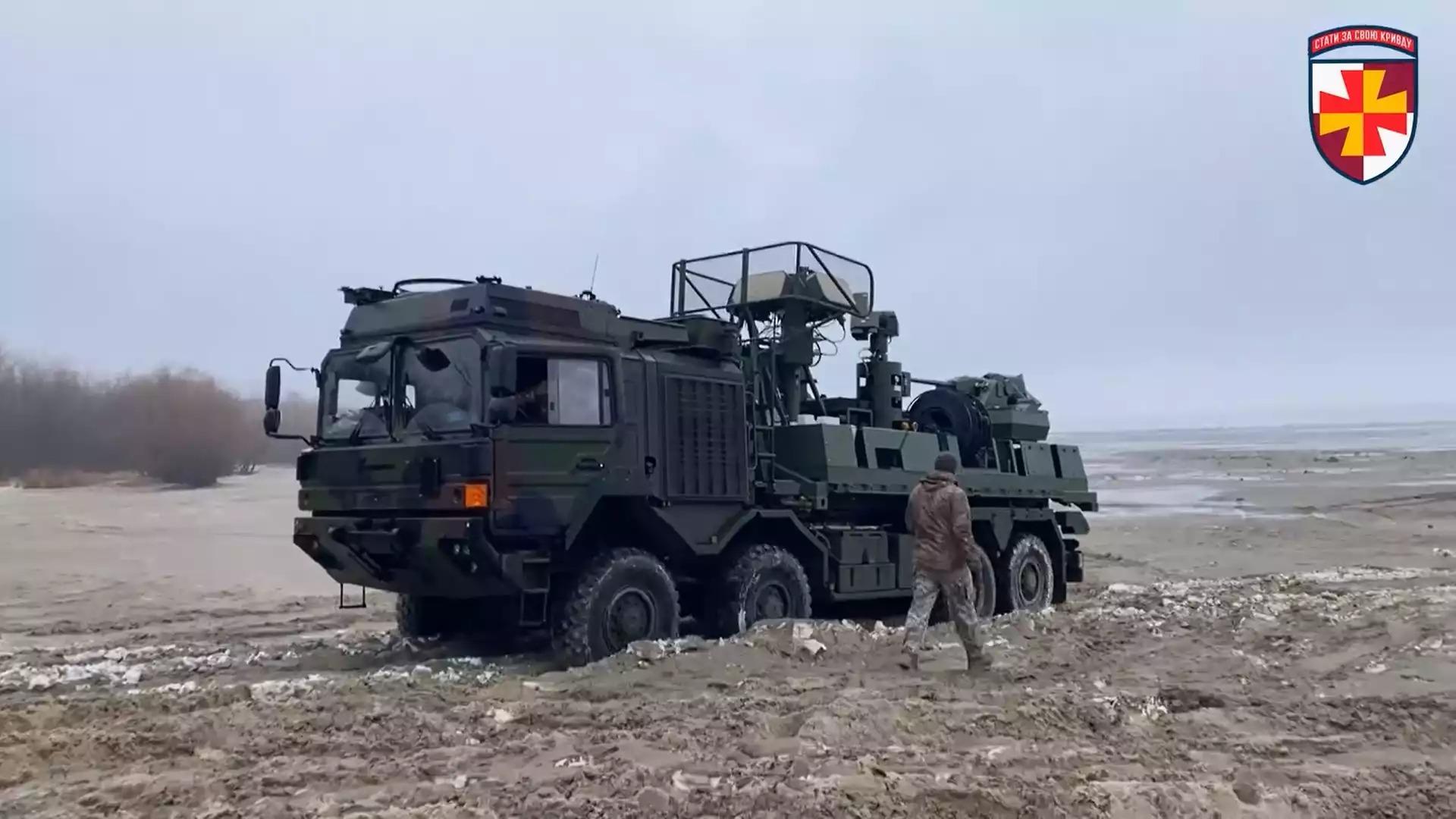 Canon antiaérien semi-mobile Terrahawk Paladin ukrainien sur son camion 8x8 HX (20 novembre 2025).