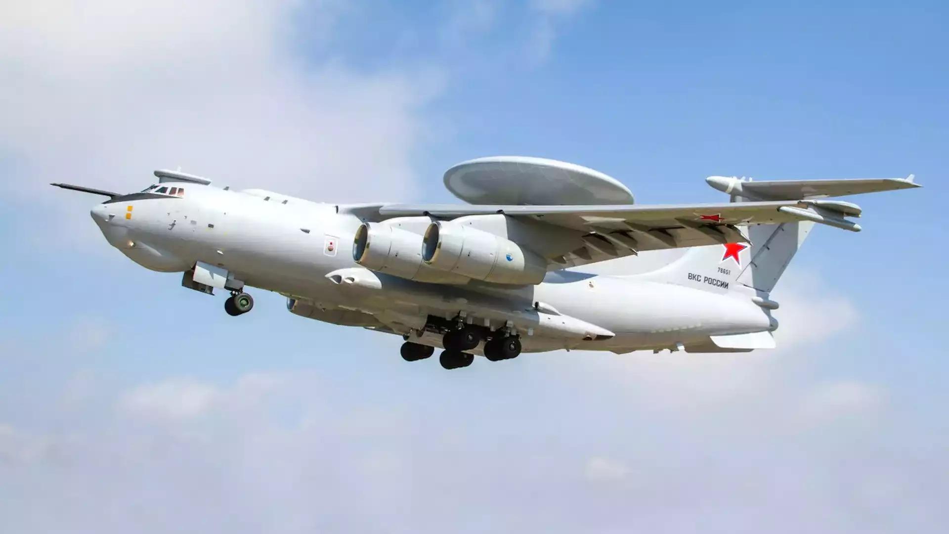 Prototype de l'avion AEW&C A-100 russe au décollage.