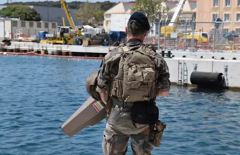 Fusilier marin porteur d'un Nerod F5, le 4 juillet 2025, lors de la visite de Sébastien Lecornu à la base de sous-marins de Toulon.