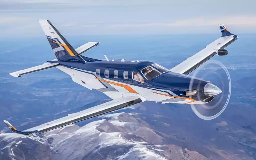 Le nouveau Daher TBM980 vu ici en vol au-dessus de la chaîne montagneuse des Pyrénées.