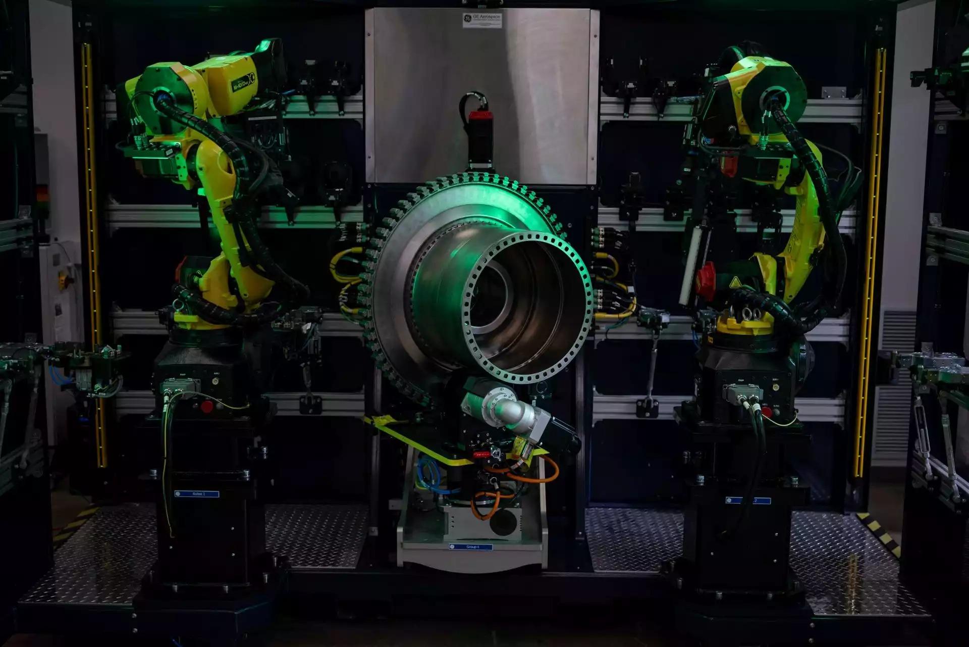 GE Aerospace a investi plus d’un milliard de dollars dans ses installations de maintenance (ici des robots d’inspection à lumière blanche guidés par IA).