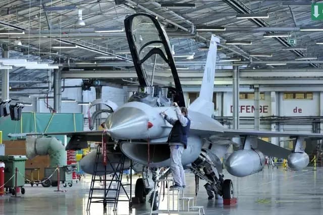 Un F-16 de l'USAF lors de son entretien à la SABCA.