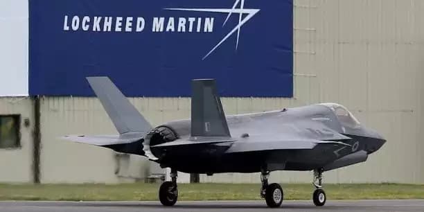 F-35 devant l'usine Lockheed Martin.