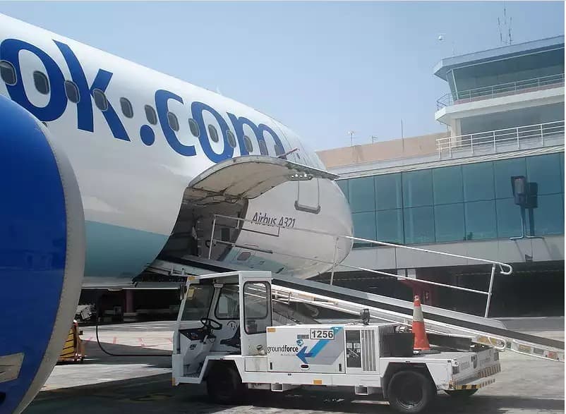 Un engin de chargement bagages