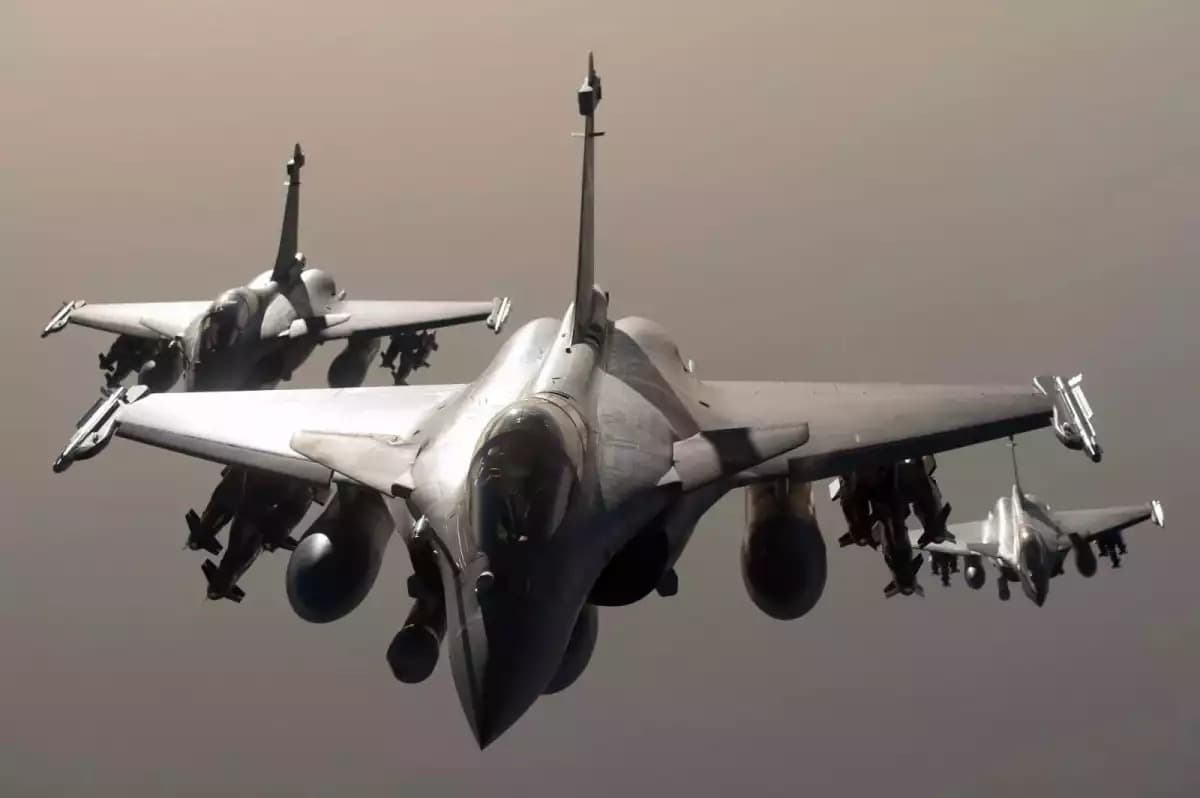 Trois Rafale français.