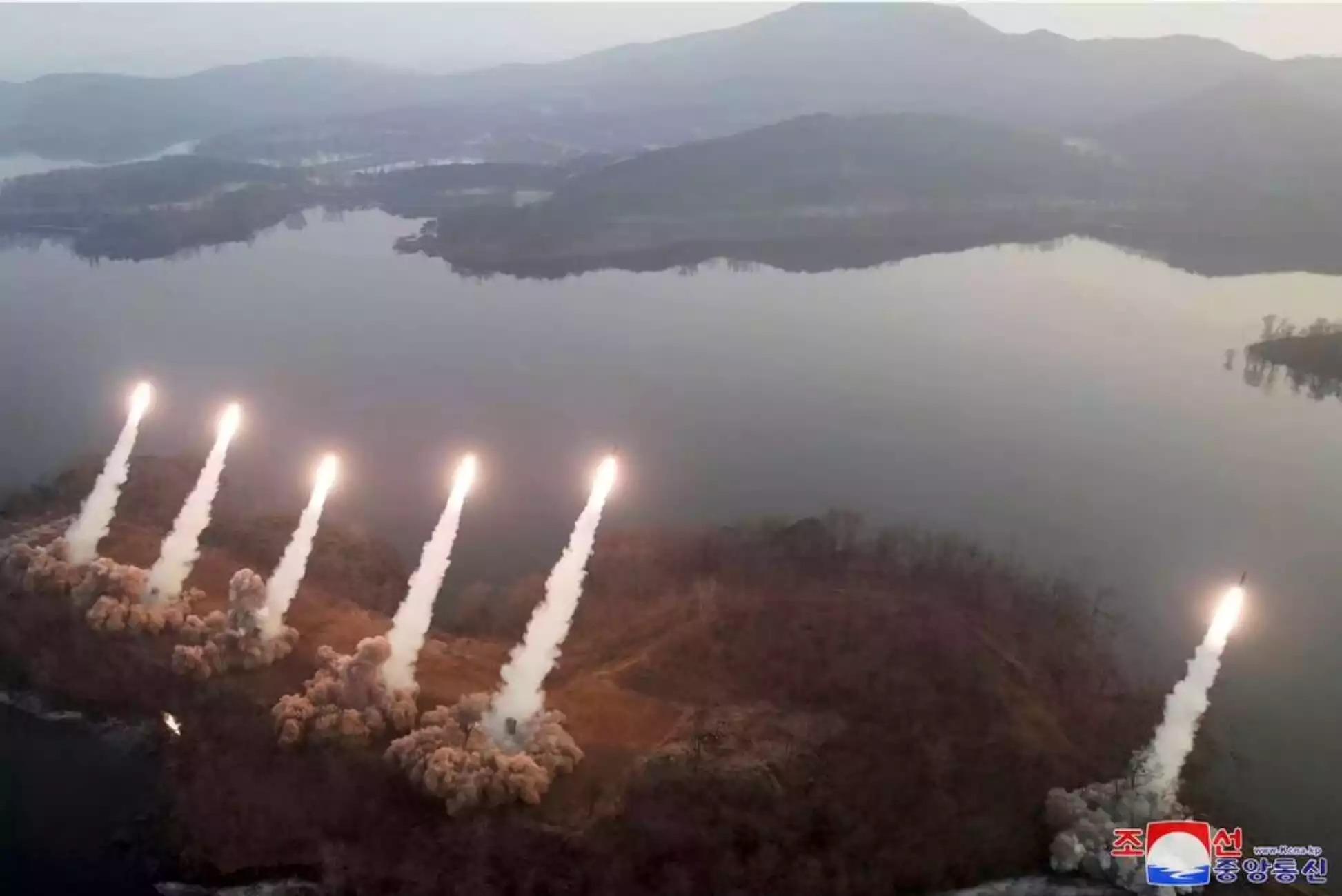 (Photo fournie par le gouvernement nord-coréen montrant un exercice d'artillerie non divulgué en Corée du Nord le 9 mars 2023. Le filigrane en coréen indique "KCNA", l'abréviation de l'Agence centrale de presse coréenne.)
