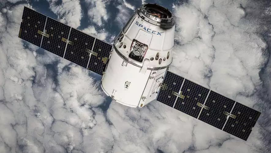 Starlink est le service d'accès à internet par satellite lancé par le milliardaire Elon Musk, fondateur de Tesla.