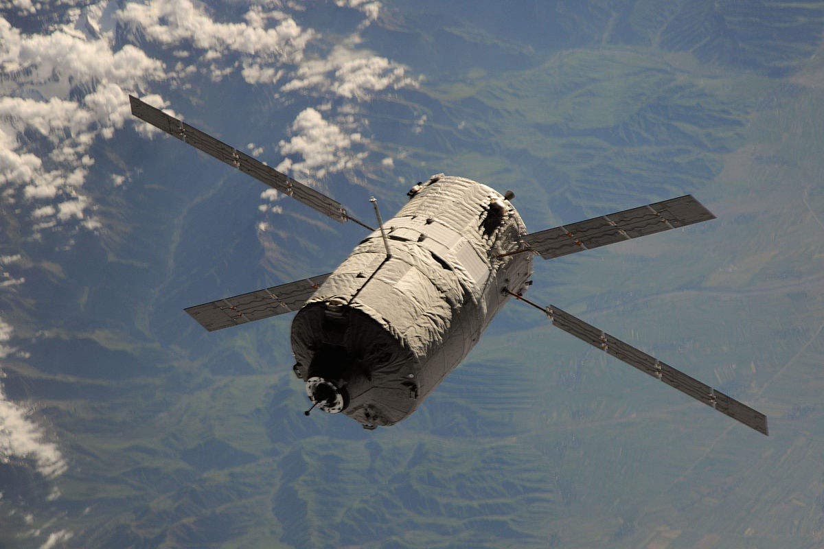 L'ATV 4 "Albert Einstein" à l'approche de l'ISS en juin 2013