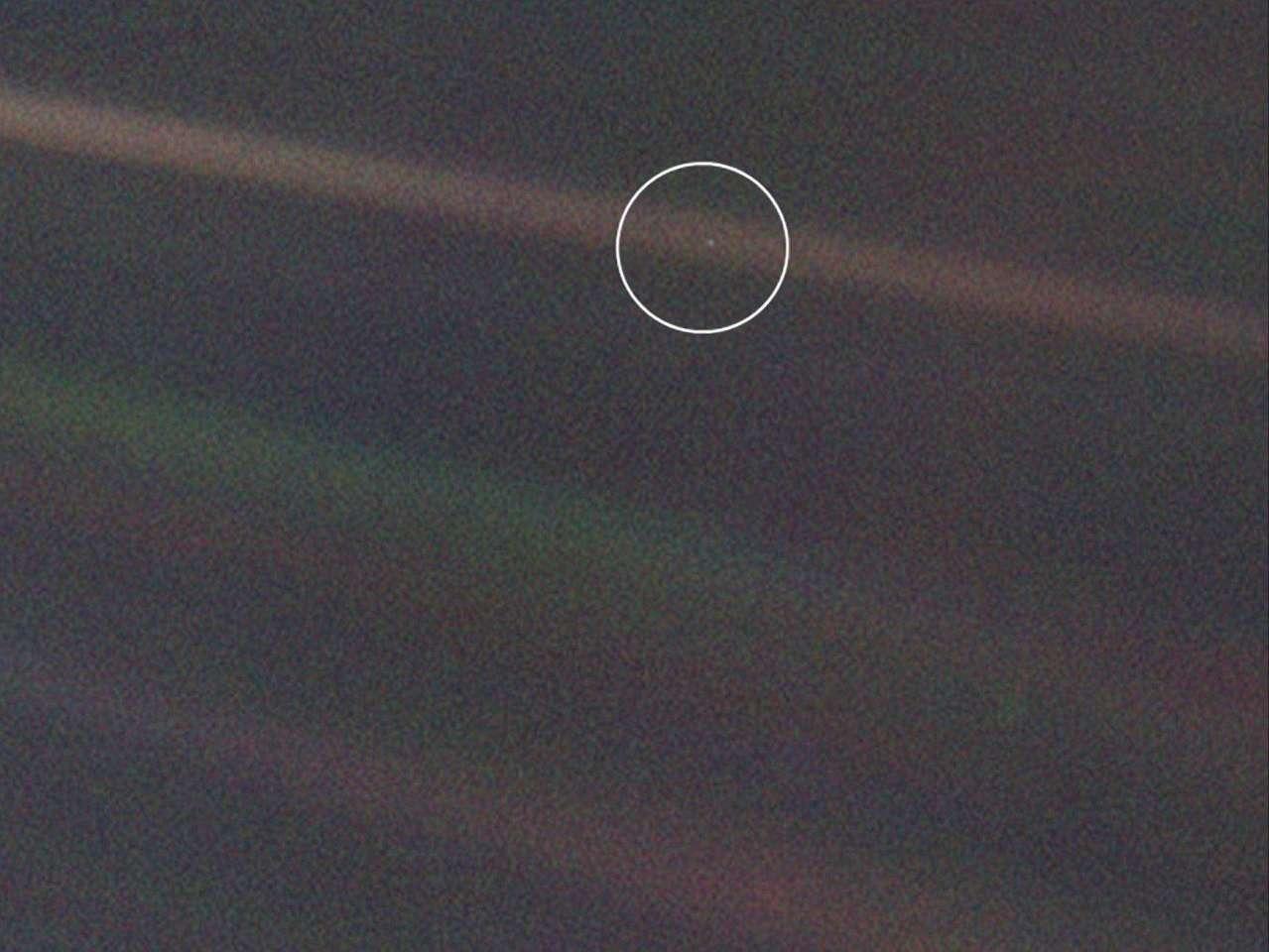 La Terre vue par Voyager 1 en 1990, à une distance de 6,4 milliards de km.