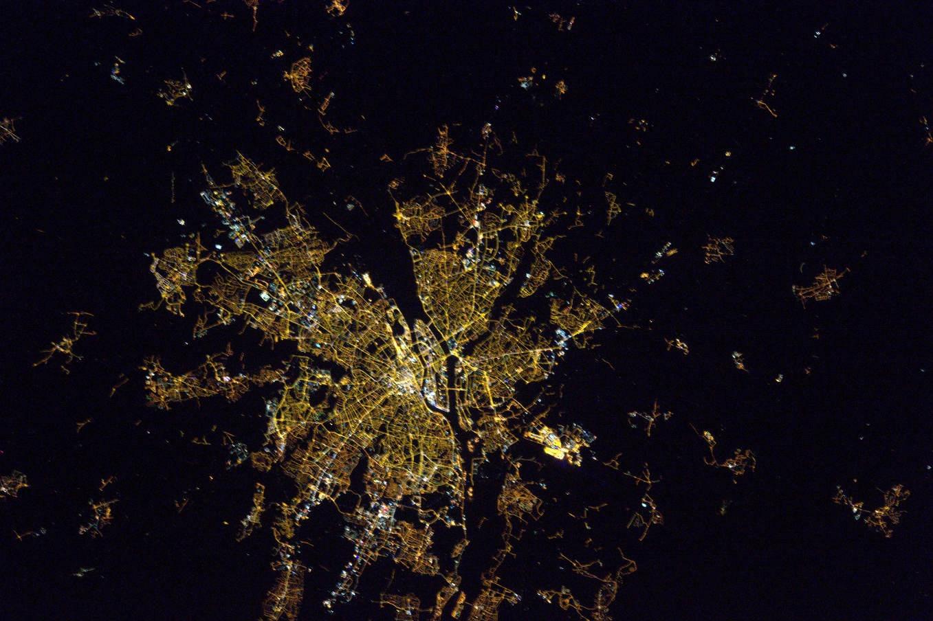 Nantes de nuit, vue depuis l’ISS.