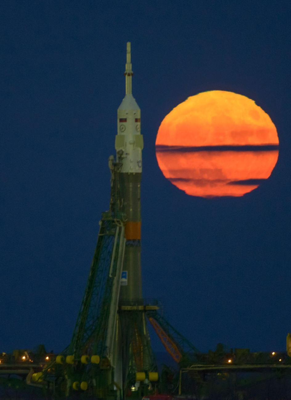 Baïkonour, le Soyouz devant la super lune